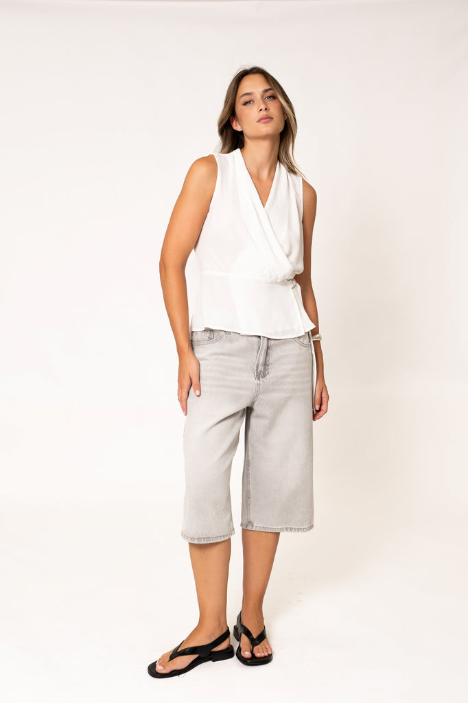 Blusa cruzada con hebilla