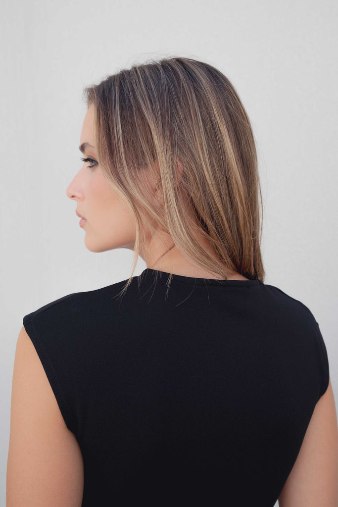 Vestido de escote pico cruzado y manga sisa caída