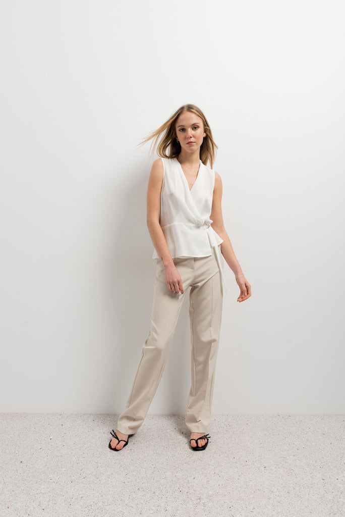 Blusa cruzada con hebilla