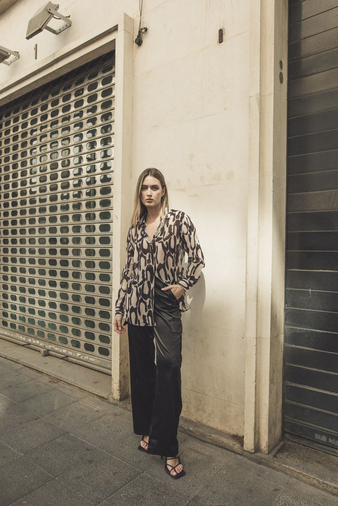 Blusa cruzada con hebilla